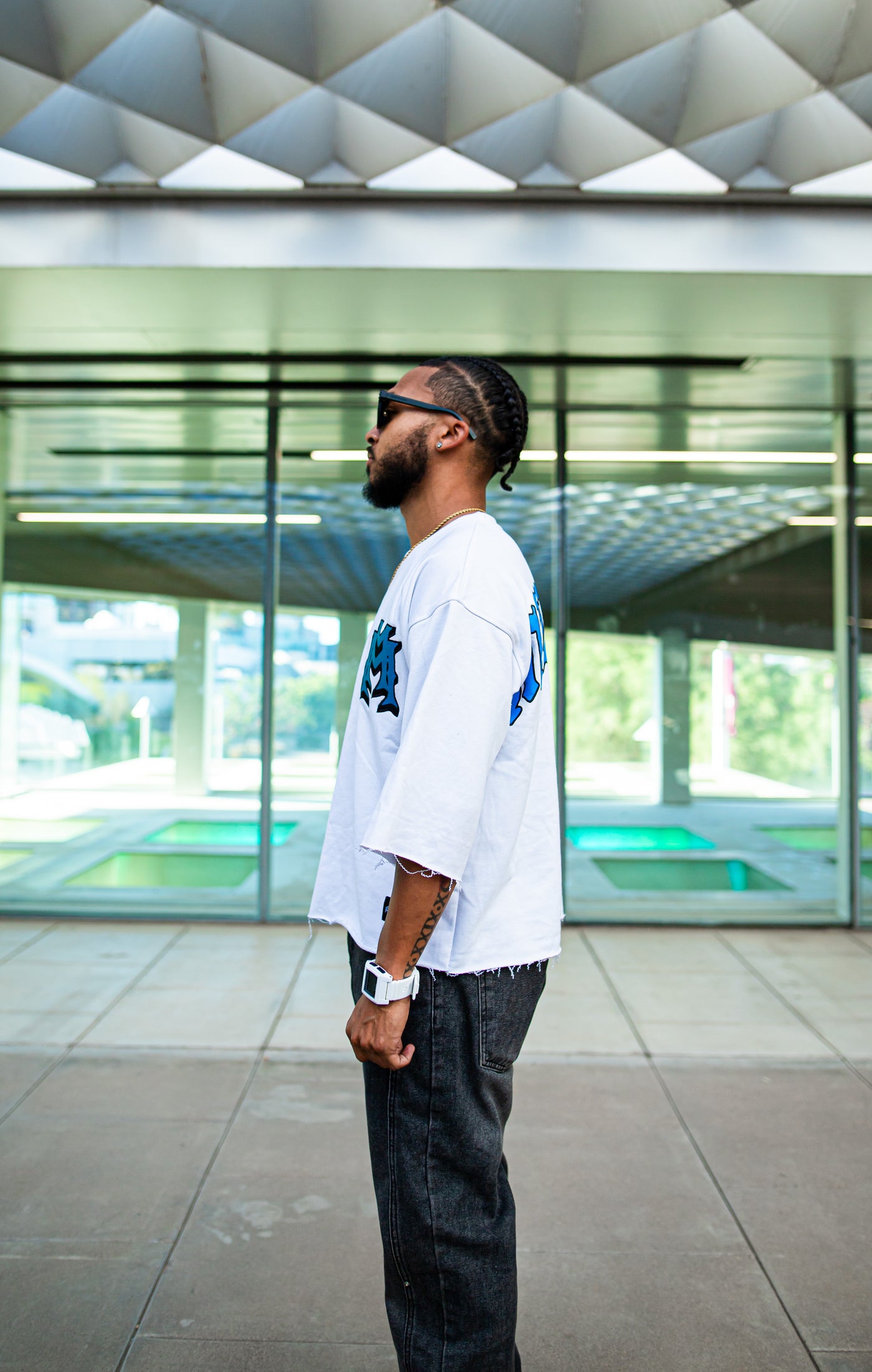 White/blue color embroidered double M drop shoulder tee