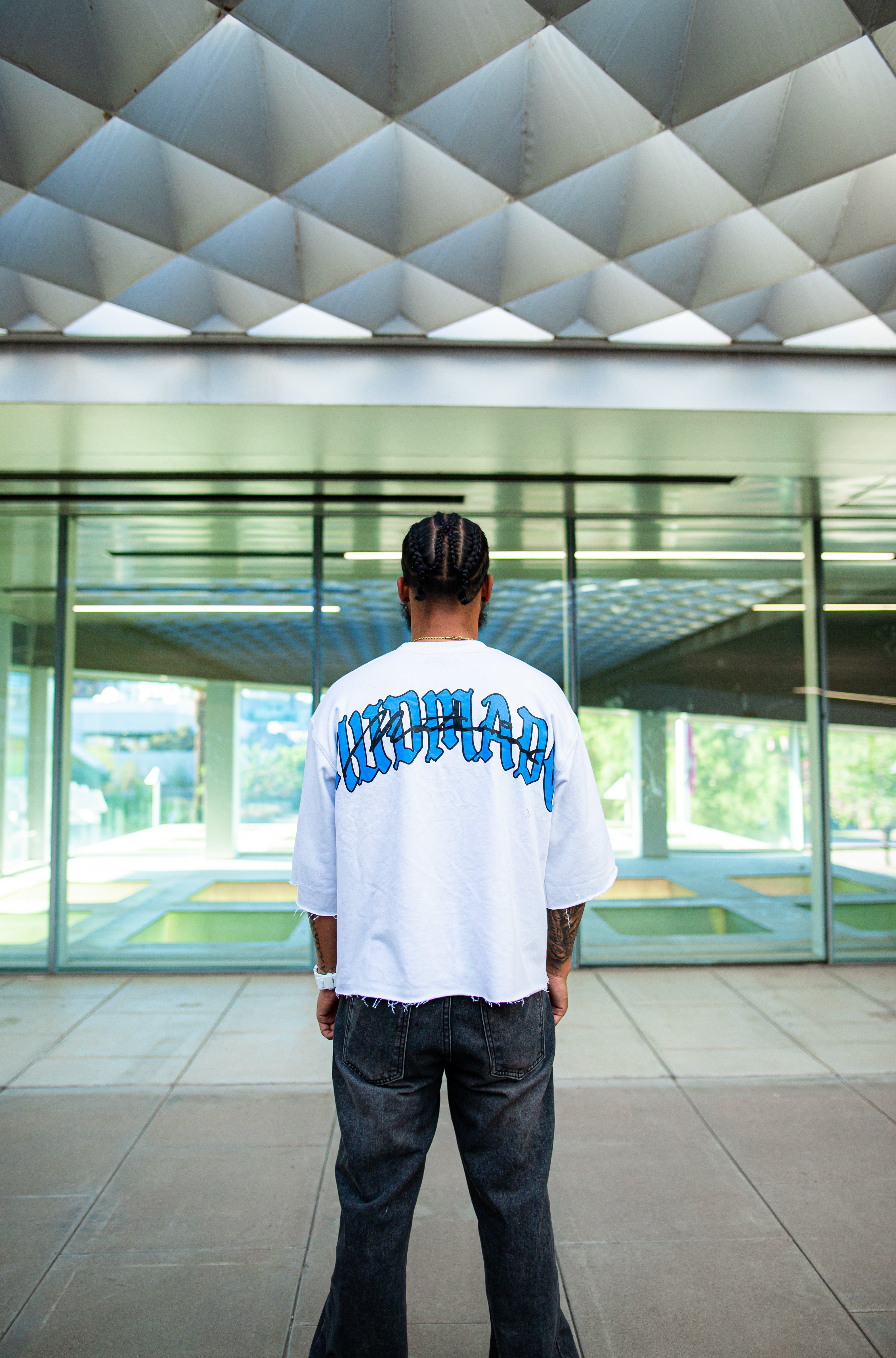 White/blue color embroidered double M drop shoulder tee